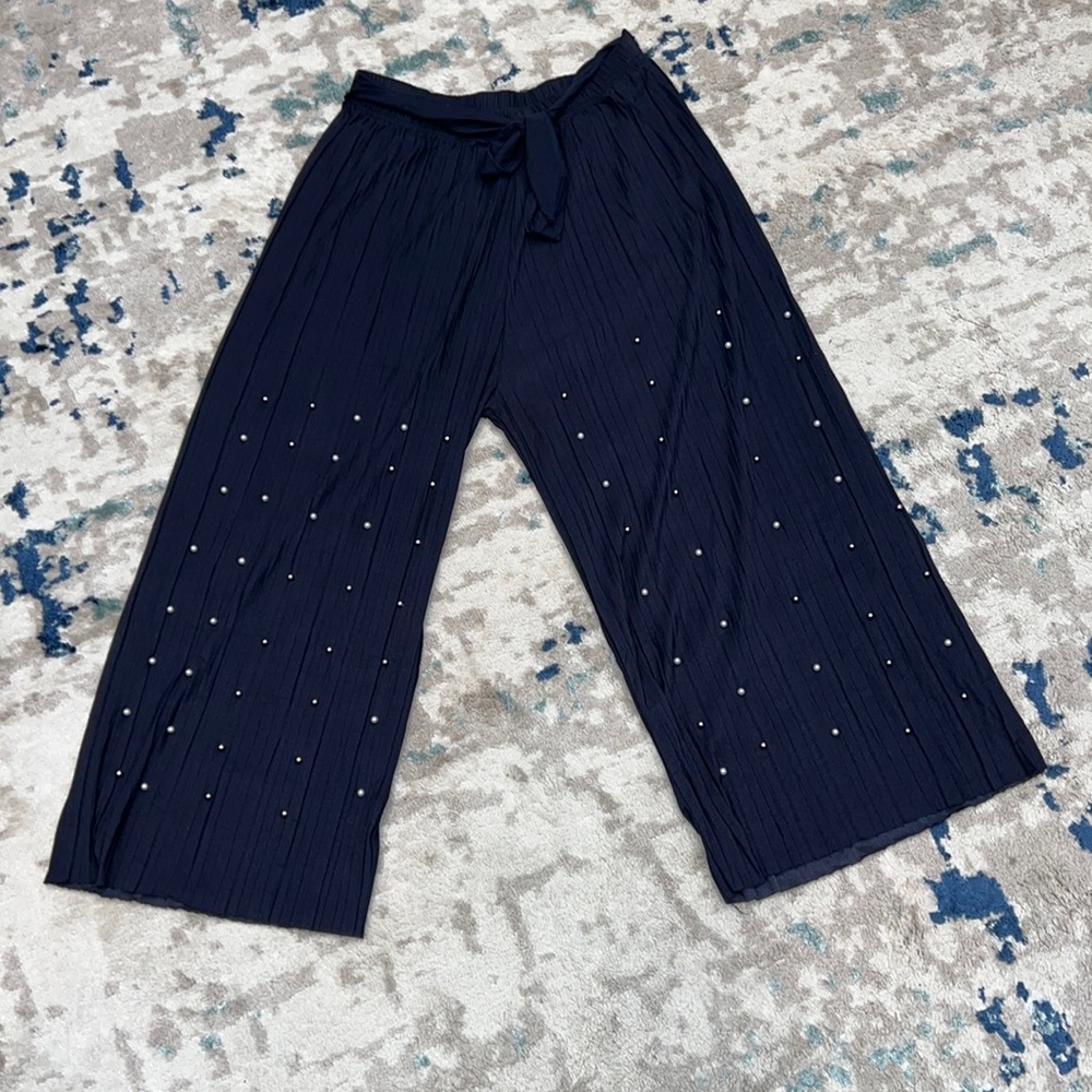 PEARLS ON MY NAVY PANTS!!